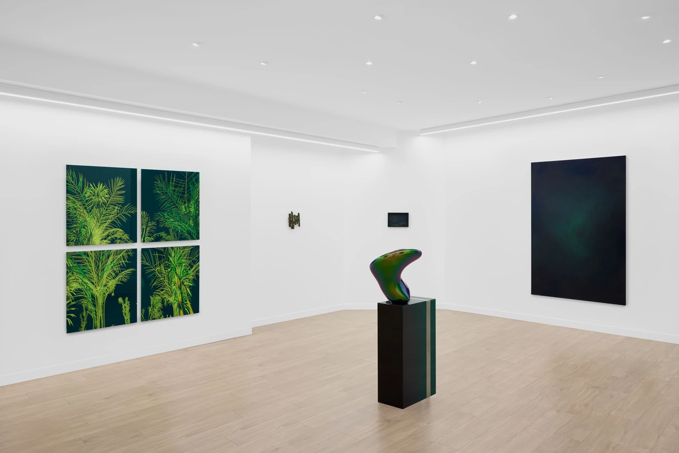 On the right, She sings in the Dark II, 2022–2024, oil on canvas. Installation view. Photo: Diane Arques.